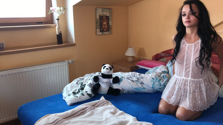 Leon Lambert Girls Twerk Parties CFNM: Une beauté incroyable squirte sur son lit