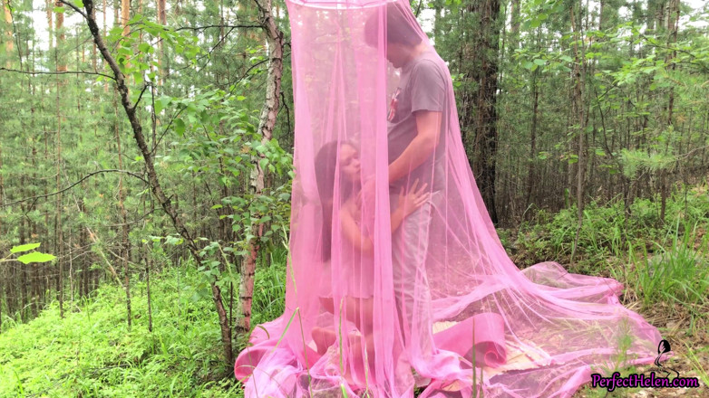 PerfectHelen: Babe blowjob dick and doggystyle outdoor in the tent