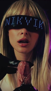 Seksowna blondynka w długich skórzanych rękawiczkach sprawi, że spuścisz się potężnie