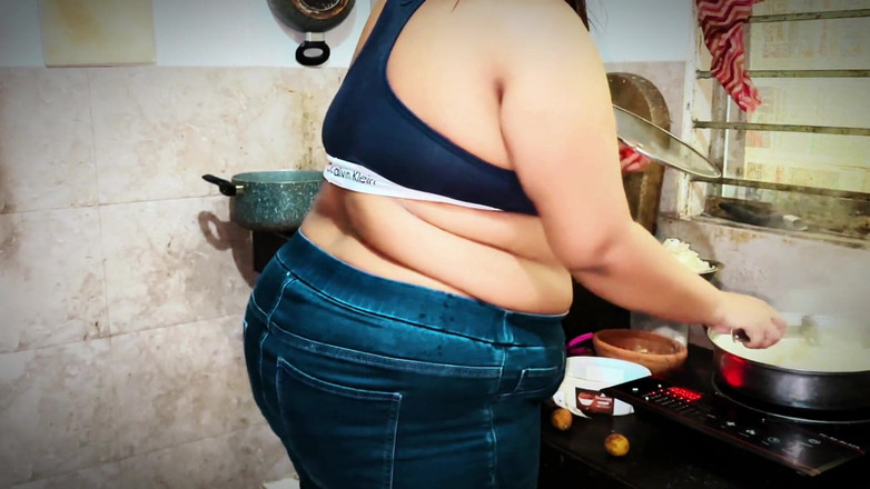 Aria Mia: Ranní rutina uber řidiče začít vařením v kuchyni po šukání spolubydlícím