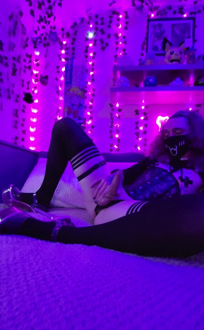 SashaSuxxx: Femboy met krullen speelt met pp