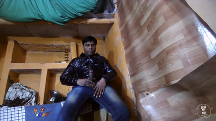 Desiboy110Ankit: Паренек писает на лицо и мастурбирует член в два смычка