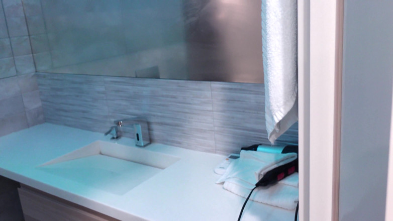 Karamelnayapussy: The courier fucked the sexy mistress in the shower.