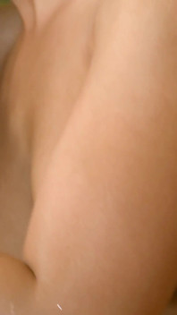 Permainan dildo panas untuk MILF lesbian blonde yang suka seks panas