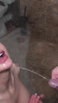 Gangbang Golden Shower - Toată lumea te pișă plin și stropește finisajul