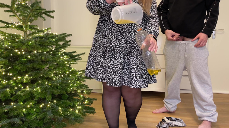 OurFetishLife: Ben Noel ağacının yanında işerken kayınvalidem sikimi tut