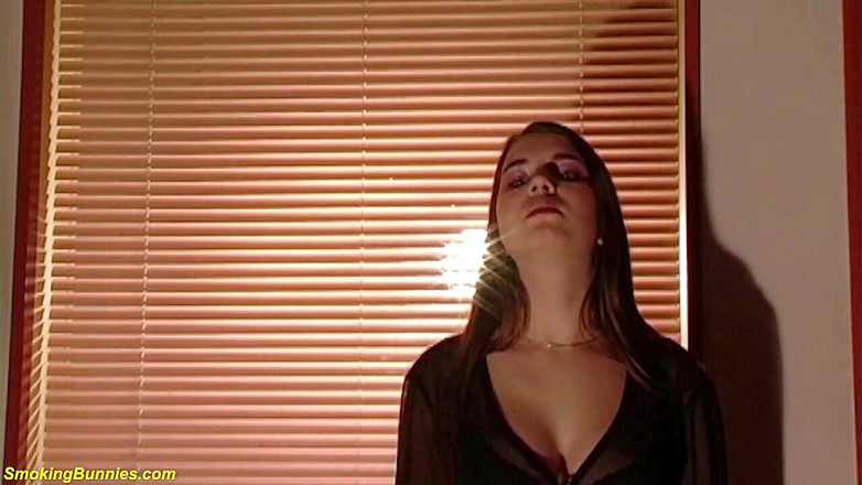 Smoking Bunnies: Gagică tânără țâțoasă care fumează o țigară