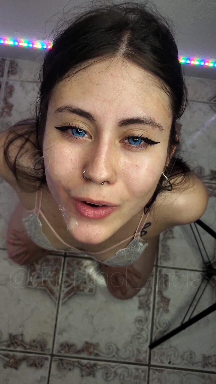 DherlyDoll: Můj přítel mi vždy půjčuje svou přítelkyni, abych naplnil její ústa...