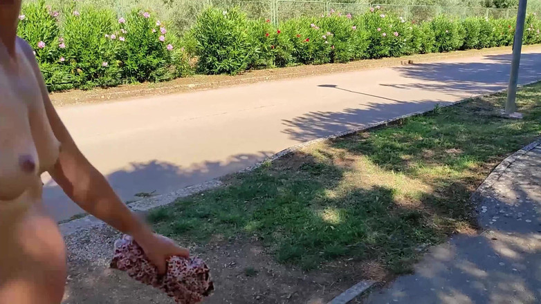 Miss Creamy: 阴户暴露 - 我的暴露狂妻子在许多人经过的街道上赤身裸体走 - 被抓