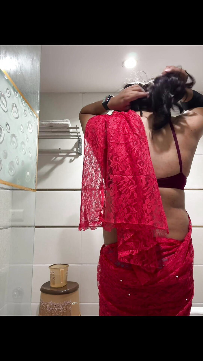 Jessica Leone: Jessica Bath em Saree Vermelho