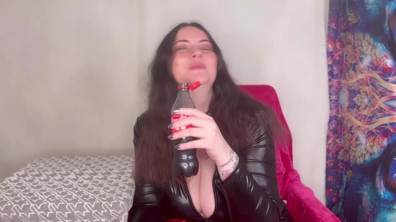 MissFFW: Miss Ffw gode di un drink fizzy e disorsi