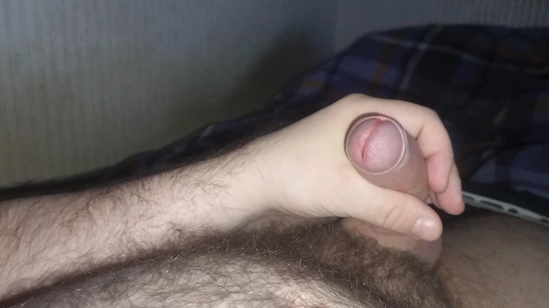 Uhri: Onanerar på sängen och enormt cumshot till min håriga mage
