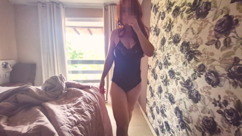 Branquinha De Leite: Hotwife betalar skuld med avsugning till makens vän på soffan