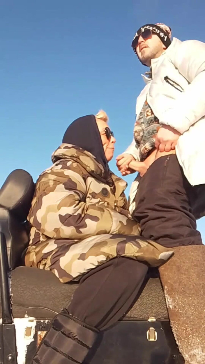 Crazyfamily 1970: Kami menunggangi mobil salju dengan ibu tiriku dan memutuskan untuk...