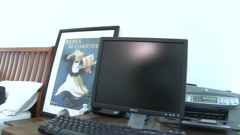 Get Your Fix: Distracție cu jucărie cu palme peste cur