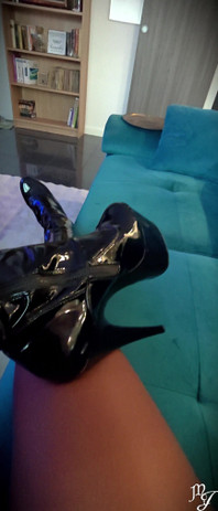 Anda Jatuh Cinta Pada Sepatu Bot Saya Dan Celana Dalam Saya - Nyonya Julia.