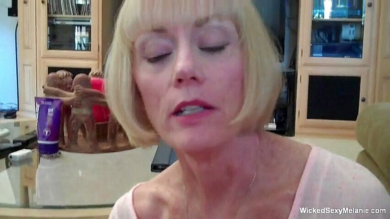 Wicked Sexy Melanie: Dojrzała pieska spuszcza twardego wang w POV