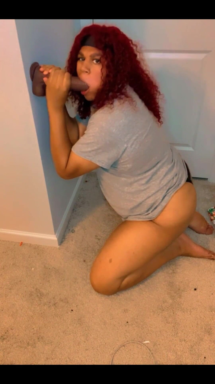 Hicktown_hoochi: Na kolenou sání BBC dildo