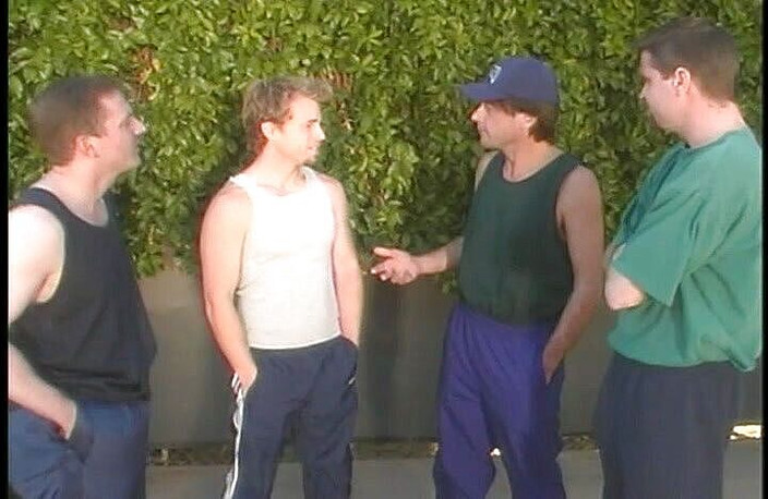 Perfect Porno: Une baby-sitter noire mignonne se fait pénétrer par deux bites...