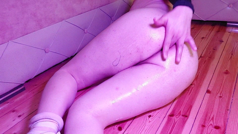 Kitty_Cross: Femboy Modelo esfrega óleo lentamente, quadris balançando com calor puro