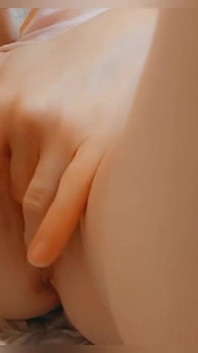 Orgasm după facultate. Masturbare în chiloți albi. Close-up. Pizdă sexy. Pizda păroasă are un orgasm. Futai cu degetul. Păsărică