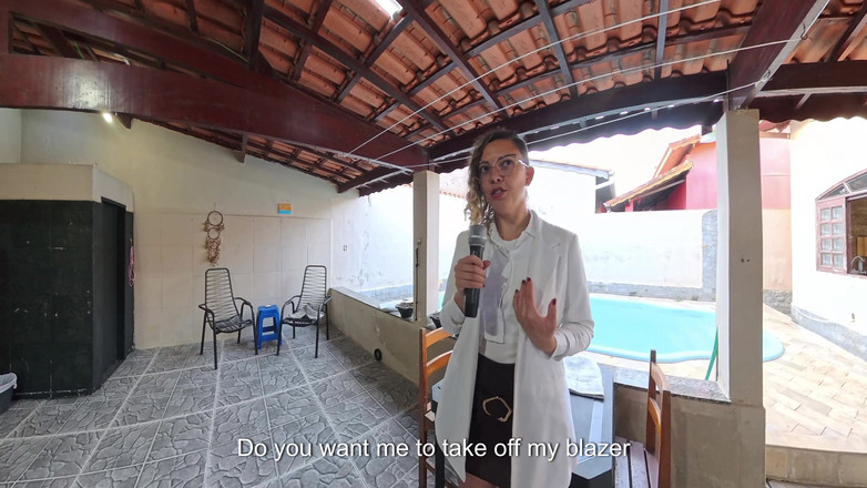 Victor SweetCoupleStories: Reporterița se dezbracă după ce a fost prinsă intrând într-o casă.