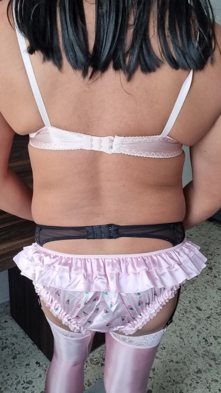 My panties: 为我的新粉色瓢虫连裤袜、性感荷叶边和超级闪亮的紧身衣做模特
