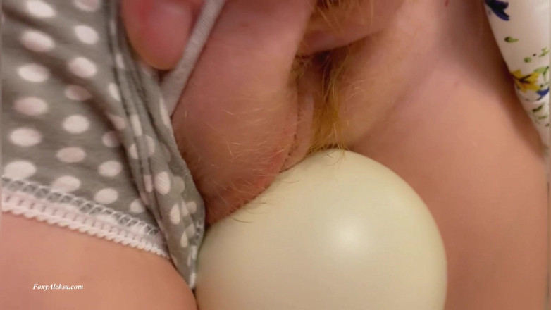 FoxyAleksa: Sexy tření zrzavá chlupatá kundička pod sukní. Moje tajemství v...