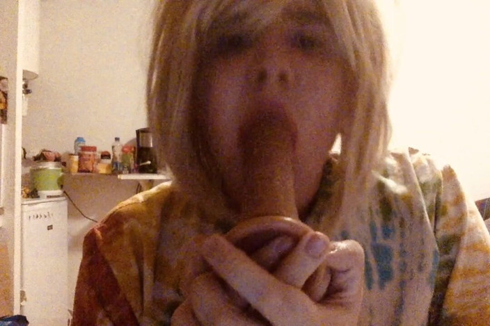 BifloXXX: BifloXXX crossdresser sucks and deepthroat dildo
