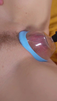 Vakuumpumpe auf meine muschi und titten. Großer squirting-orgasmus