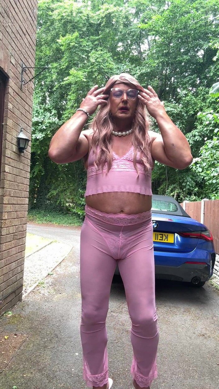 Kellycd2022: Sexy travestiet Kellycd2022 in roze outfit en hakken