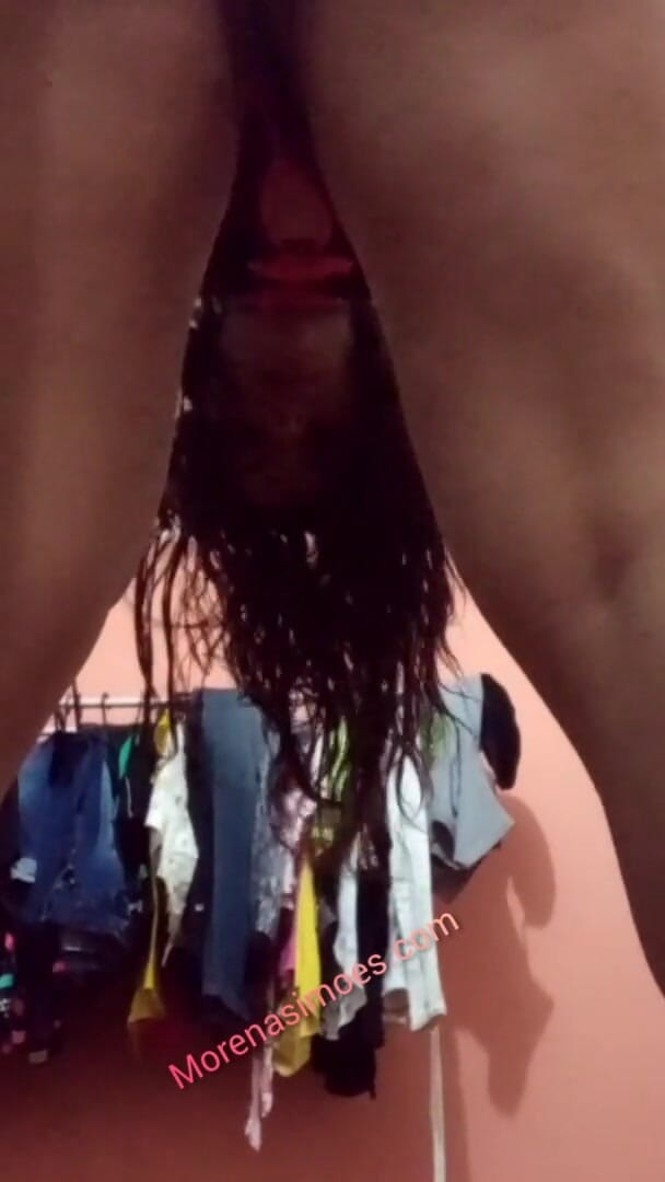 Carlos-Simoes: Brunett med en stor rumpa i underkläder.