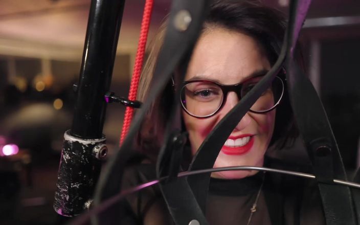 Countess diamond: Leder-bondage-strap-cage - total schwerelose gefangenschaft