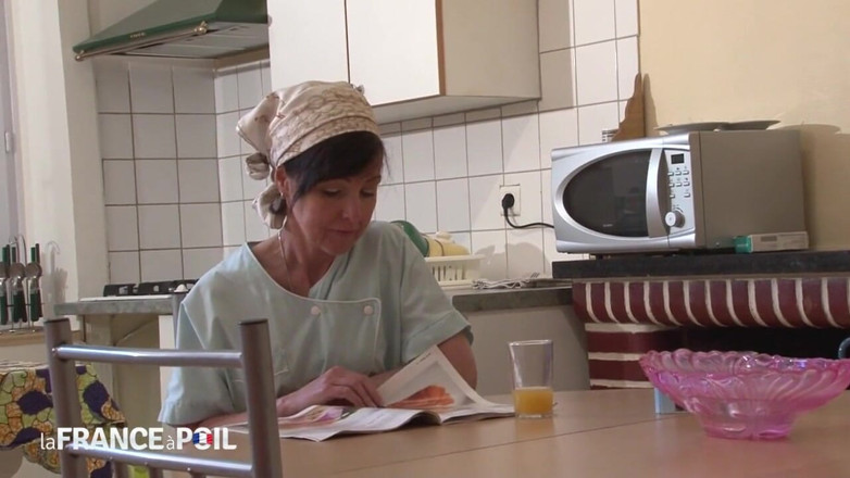 La France a Poil: Cougar stepmom seduces a young friend of her stepson