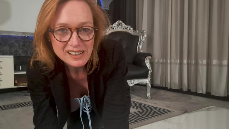 Amateur-Agent: Puszczalska imbir z dużymi cyckami zostaje przebrana za seksowną biznesową...