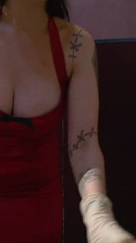 O gagică sexy domină sado-maso sălbatic cu doi tipi