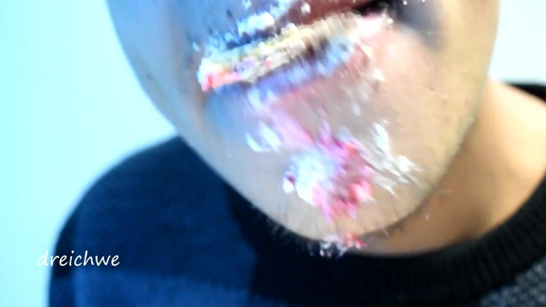 Dreichwe: Eating cake with his mouth