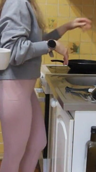 Je la baise par surprise pendant qu’elle fait la vaisselle - quickie dans la cuisine