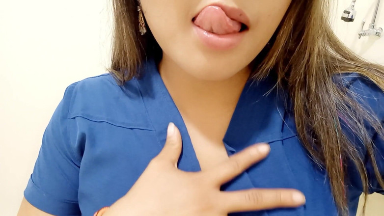 Martin13: A enfermeira usa o escritório do chefe para se masturbar...