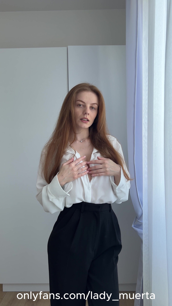 LadyInBad: JOI niegrzeczna gorąca mamuśka sekretarka wraca do domu powoli, robi...