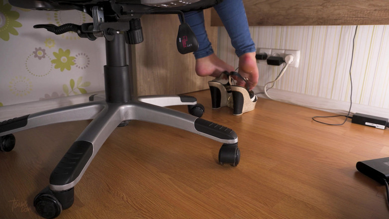 Teasecombo 4K: Mirando a la secretaria caliente provocando pies sexy en tacones...