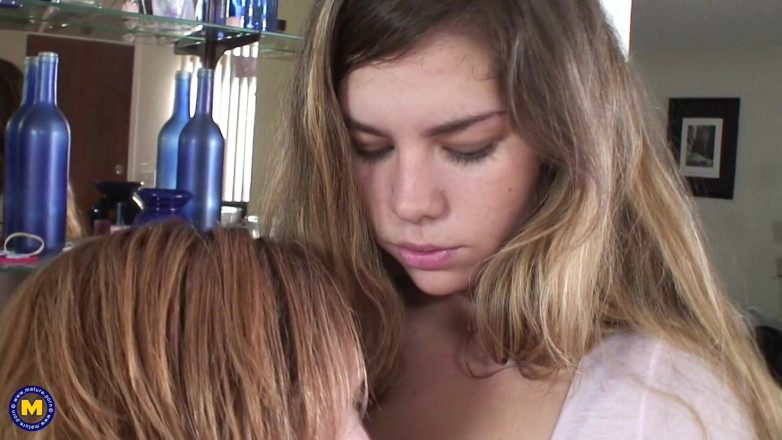 Mature NL: Beautiful mature slut and young dyke double dildoing after 69 pose
