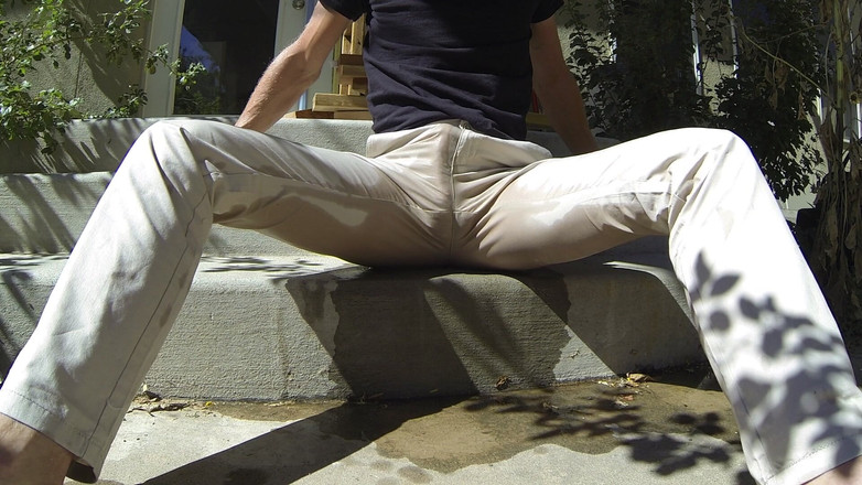 Lapetus: Spodnie Khaki stają się przezroczyste z sikanie