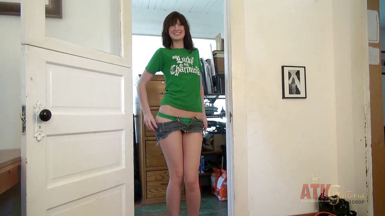 ATKIngdom: Alana Rains在写真时脱衣服