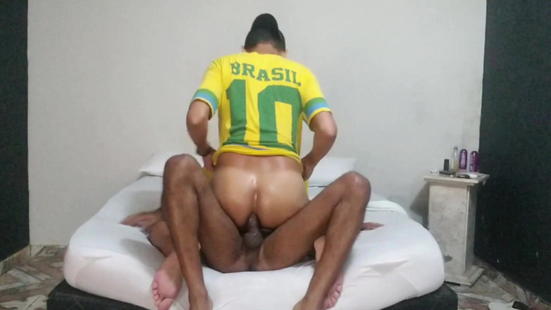 MiguellTrajano: Nachbarn beobachten die WM und beschließen, sex zu haben, während...