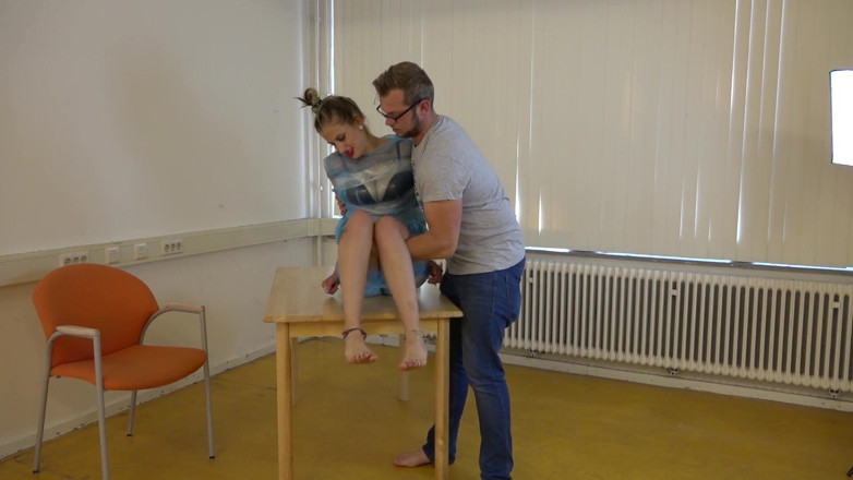 Restricting Ropes: Scotchées sur leur bureau