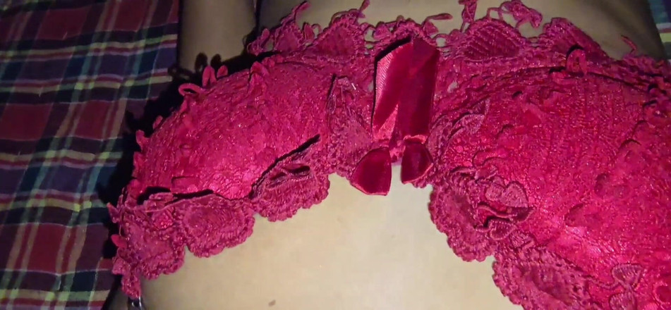 SafeRosebush8: 彼女のヴェジーナに指を入れると、たくさんのアソコが出てきました