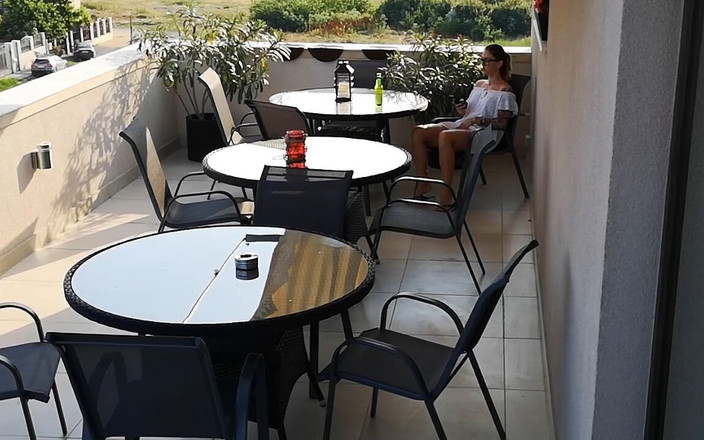 Wet Kelly: Sledoval jsem, jak moje sousedka masturbuje na terase