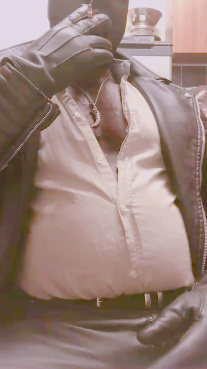 Black smoking muscle stepdad: Sfârcuri îmbrăcate în piele, îmbrăcate, joacă cu burta umflată de fum