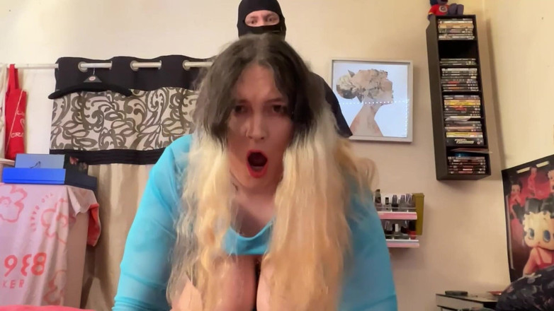 MissFFW: 後ろから、マスクの男にセックス。音声なし